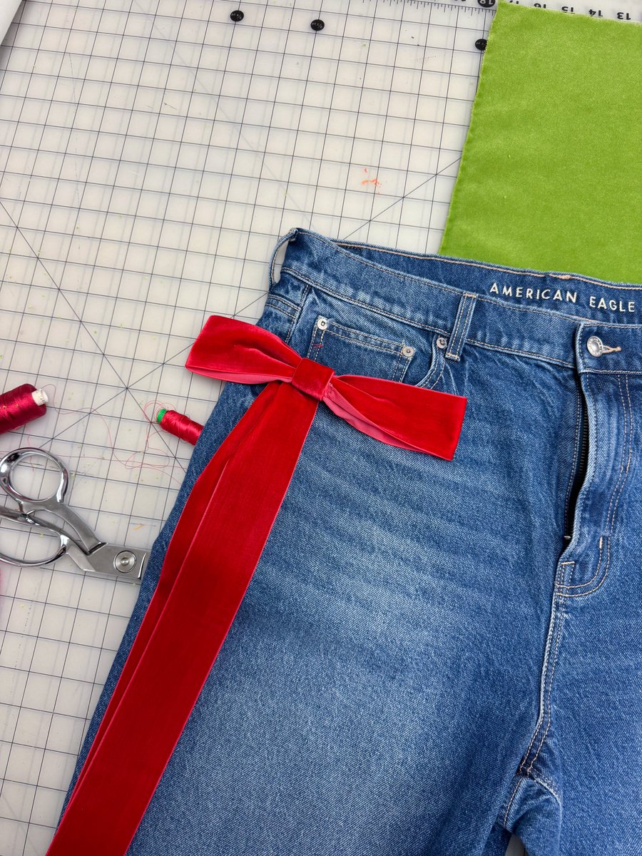 cfcreative901's tweet image. Happy February from Cecilia Fay Creative! 💕
Love is in the air, and Valentine’s Day is just around the corner. Here are some essentials for 2/14.

🧀Charcuterie at Feast and Graze.

🪡Custom alterations for your date night fit from Cari’s Closet. 

💐Flowers from Lynn Doyle.