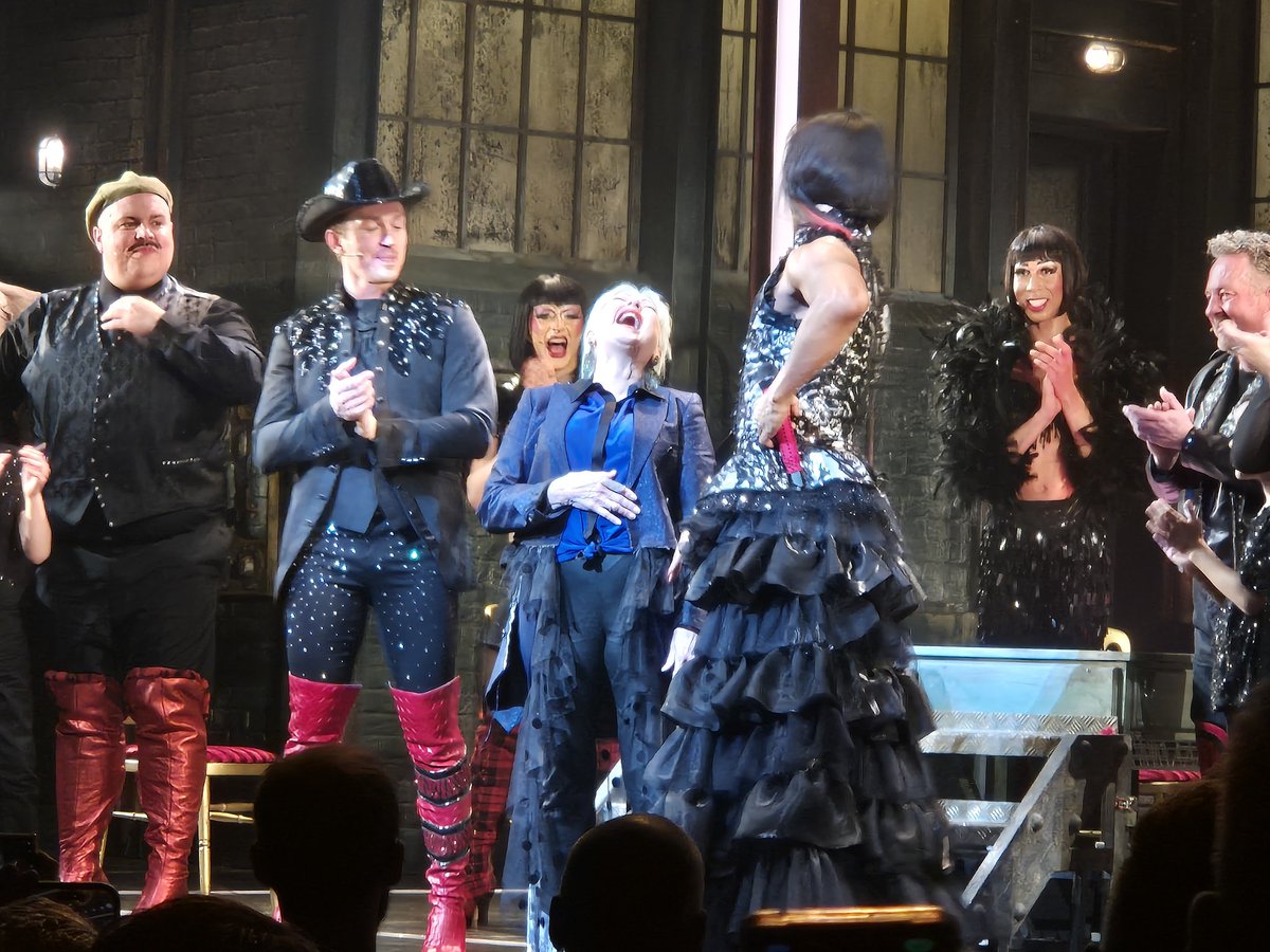 rainbowbrite251's tweet photo. @kinkyboots_uk Oh how I would love to know what @jojo_radebe said to @CyndiALauper to make her laugh this hard on opening night in Manchester @PalaceAndOpera https://t.co/mrXZE7WHEQ