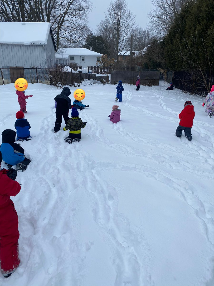 margaret_ps's tweet photo. Waiting for the birds in kindergarten. 🐦⬛#MargaretProud #learningoutside #birdstudy https://t.co/S2AwocHuk1