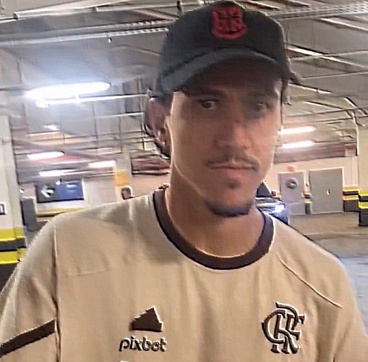 Finalmente tomei coragem de chamar ela pra sair e ela respondeu “quem mais vai?”