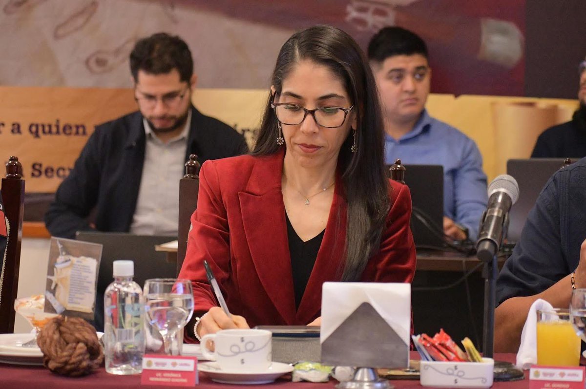 ReporteVer_com's tweet photo. Se rumora supuesta renuncia de la Fiscal del Estado

Trasciende que esta tarde presentó su carta de renuncia la Fiscal del Estado, Verónica  Hernández Giadans, esto luego de la presión de varios colectivos de búsqueda, e incluso se rumora es una venganza política. https://t.co/HqLNen6MFl