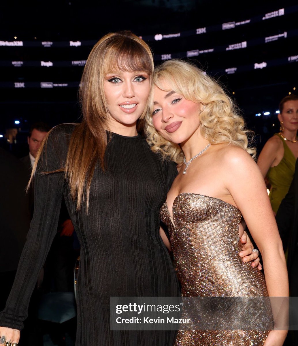 twinklemileyc's tweet photo. MILEY CYRUS AND SABRINA CARPENTER TOGETHER AFTER SO MANY YEARS MY HEART EXPLODED!!! #Grammys2025 https://t.co/lhI4bleaYn