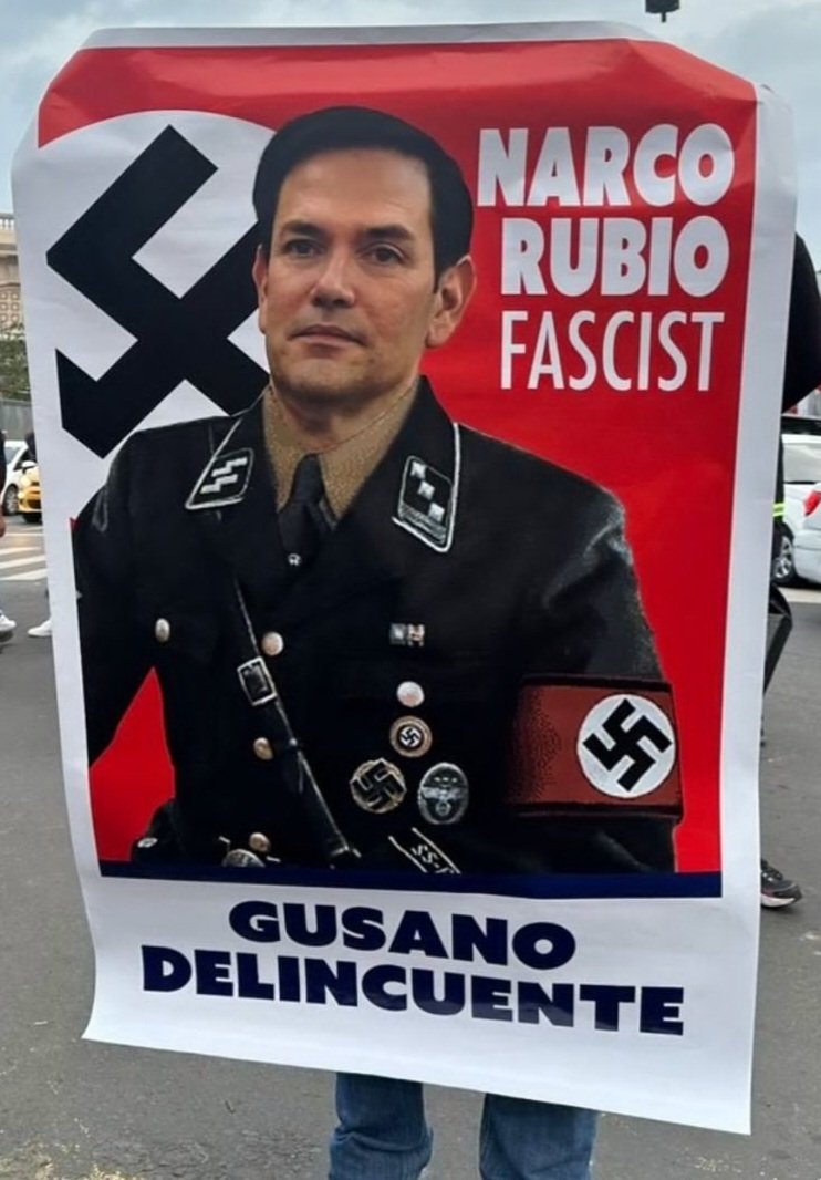 Guerrerotony161's tweet photo. Le queda bien el uniforme ese.
Me hizo recordar el refrán :
"Al que le sirva el traje que se lo ponga" https://t.co/ablmacCuBb