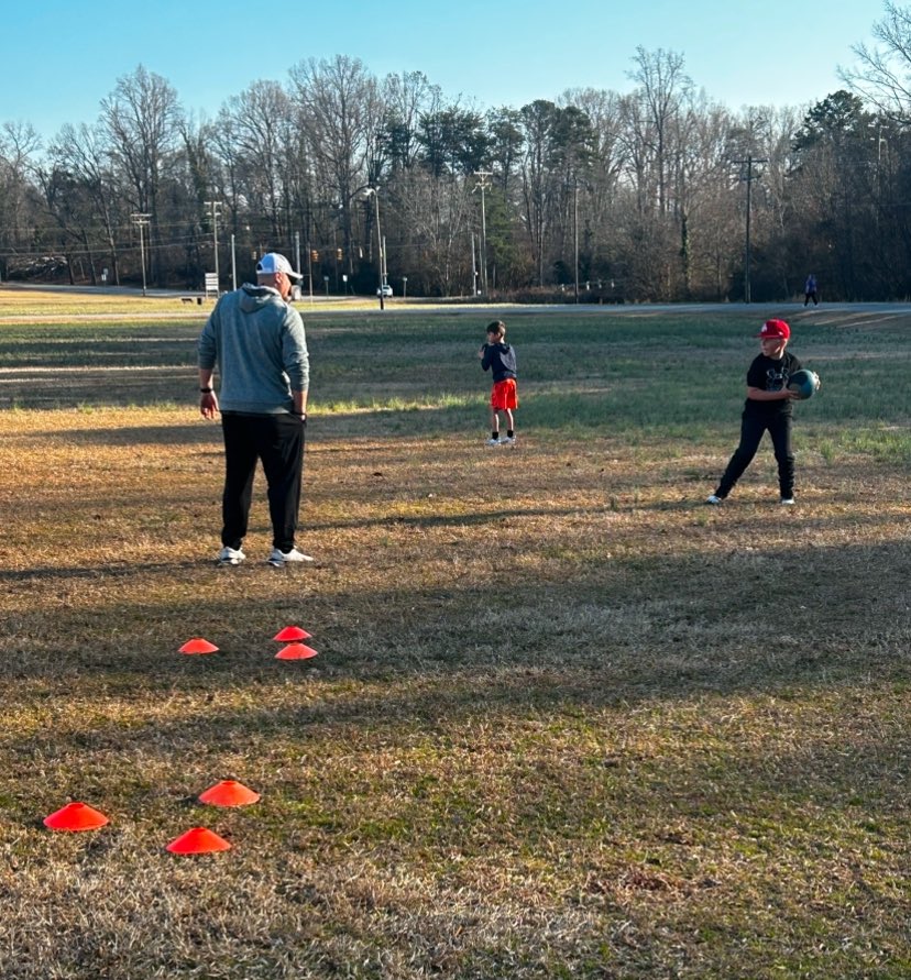 CoachRentz8's tweet photo. Had a blast tonight training this group of hard working future QBs! Already can’t wait for next Sunday! Laying the foundation brick by brick! #DimeCity https://t.co/JSVJV5LIkv