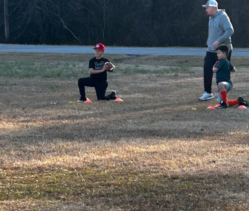 CoachRentz8's tweet photo. Had a blast tonight training this group of hard working future QBs! Already can’t wait for next Sunday! Laying the foundation brick by brick! #DimeCity https://t.co/JSVJV5LIkv