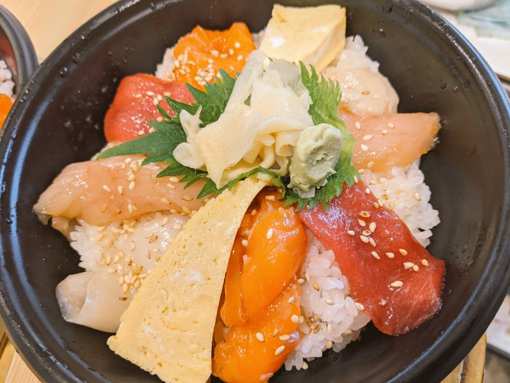 Ikkizushi's tweet photo. 2層って素敵やん。
本日の紹介は、
【特製海鮮漬け2層丼】
の紹介です。
下段はネギトロ、上段は
・漬けまぐろ
・漬けびんちょう
・漬けサーモン
・漬けえんがわ
・特製たまご焼き
の漬けオールスターズ。
値段も素敵な980円。

ナマステ。 https://t.co/FY3R1SOlPL