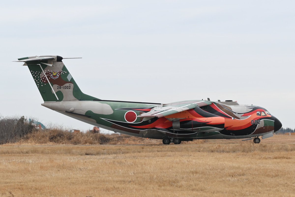 入間基地にて、ハイスピードタキシーのためランウェイに向かうXC-1(002)

あいにくの曇天ですが、ついに見れました！
#入間基地