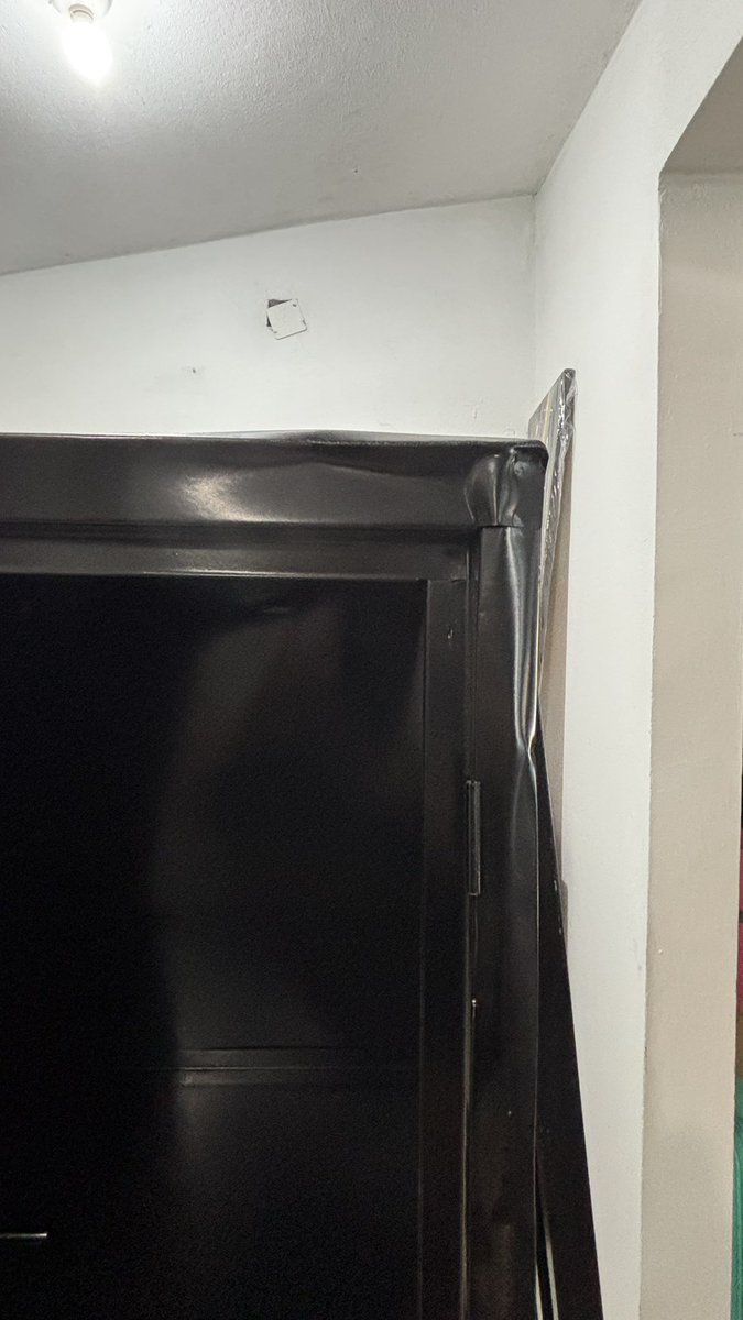 _Floydiana's tweet photo. NO COMPREN EN @OfficeDepotMex te llegan dañados y en mal estado sus artículos estoy que me lleva la CHINITA por que me costó 4,000 pesos este mueble para que llegara así!! Golpeado, sin llaves, y todavía las puertas se caen por que los tornillos o como se llamen no emboban🤬🤬🤬 https://t.co/egcLH24m2L