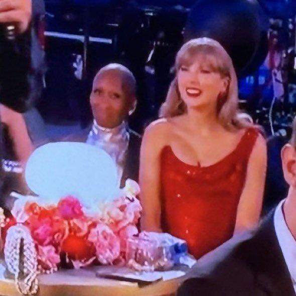 llWALLS91's tweet photo. A Taylor Swifit está com a Cynthia Erivo no Grammy.
E quem ela interpreta? a Elphaba.
Que cor é a Elphaba? Verde.
O que mais é verde? Reputation 
Ou seja… REP TV TÁ VINDO 

#TaylorSwift #Grammys2025 #grammys #reptv https://t.co/eHQvNaKn1j