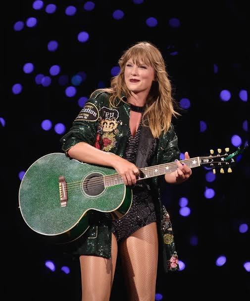 llWALLS91's tweet photo. A Taylor Swifit está com a Cynthia Erivo no Grammy.
E quem ela interpreta? a Elphaba.
Que cor é a Elphaba? Verde.
O que mais é verde? Reputation 
Ou seja… REP TV TÁ VINDO 

#TaylorSwift #Grammys2025 #grammys #reptv https://t.co/eHQvNaKn1j