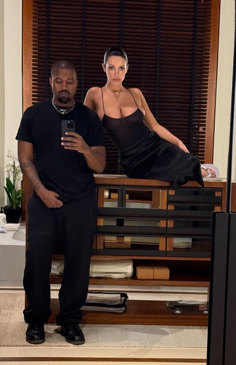 FearedBuck's tweet photo. Kanye West was not kicked out of the Grammys. He reportedly walked the Grammys red carpet, got in his car, and left

(via Variety) https://t.co/5aJmUKxYIB