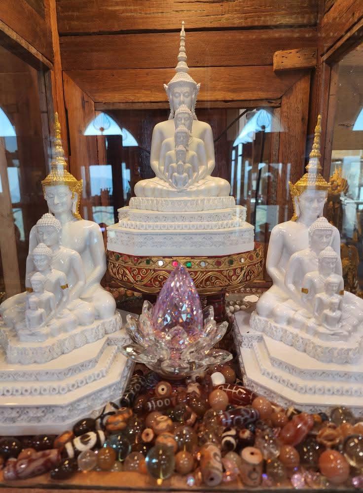 เวสารัชชกรณธรรม ๕ (คุณธรรมที่ทำให้เกิดความแกล้วกล้า)

๑. ศรัทธา (ความเชื่อที่มีเหตุผล)
๒. ศีล (ความประพฤติถูกต้องดีงาม)
๓. พาหุสัจจะ (ความเป็นผู้ได้ศึกษาเล่าเรียนมาก)
๔. วิริยารัมภะ (ปรารภความเพียร)
๕. ปัญญา (ความรอบรู้)

- อังคุตตรนิกาย ปัญจกนิบาต

📷 วัดพระธาตุผาซ่อนแก้ว