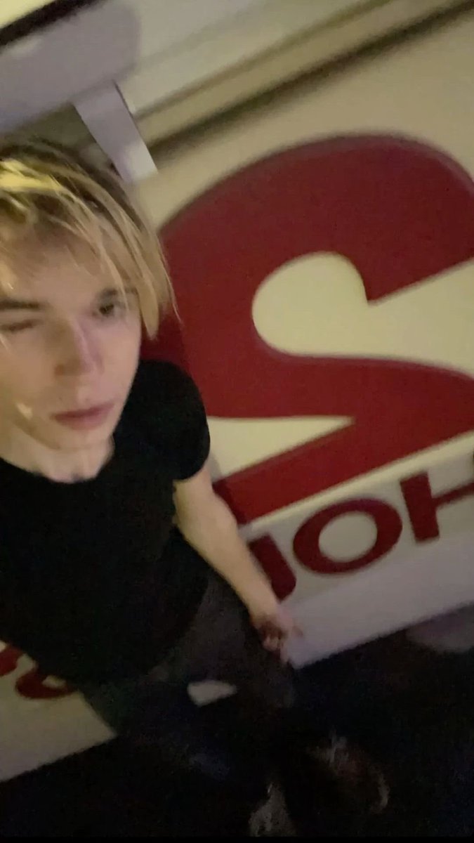 puribit's tweet photo. a little (very) late but happy #2hollis selca day ❤️❤️ #2SD https://t.co/rhNwZIuxOq