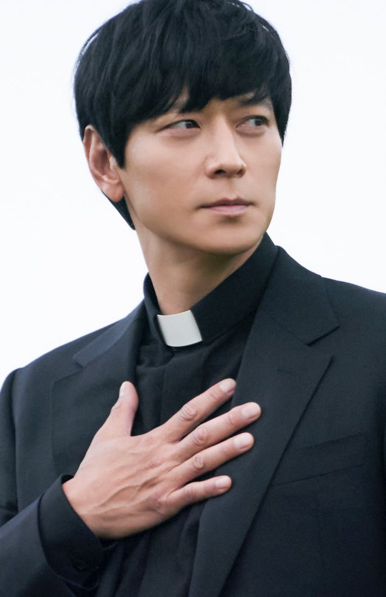 기분 진짜 이상하다....(p)
얼굴이 그대로인데 어른이 된 것도
의심에서 믿음으로 바뀐 표정도
최준호 아가토가 긴팔 신부복을 입고 있는 것도
이제 부제가 아니라 진짜 신부님이라는 것도