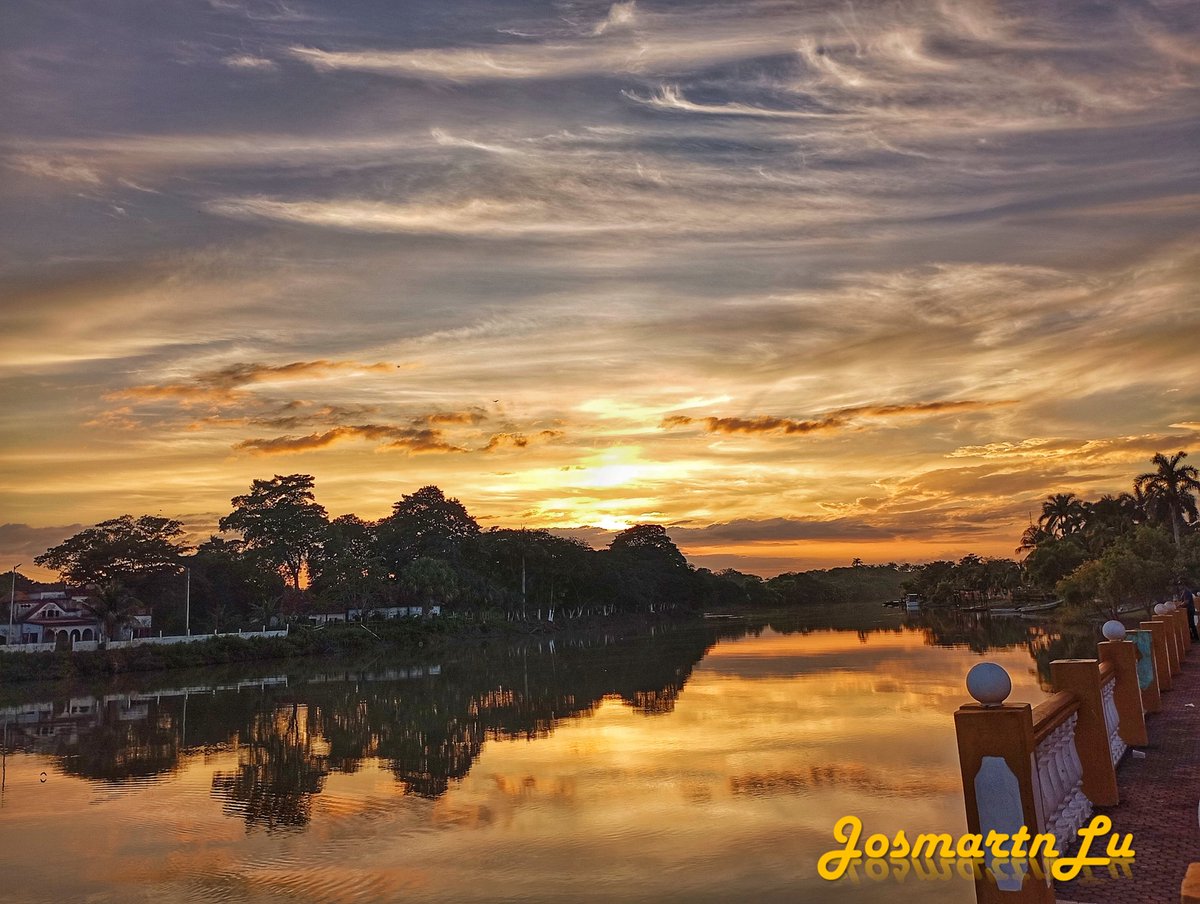 JosmartnLu's tweet photo. Las del atardecer de hoy, desde #palizada #Campeche. https://t.co/kKcfgHTvkR