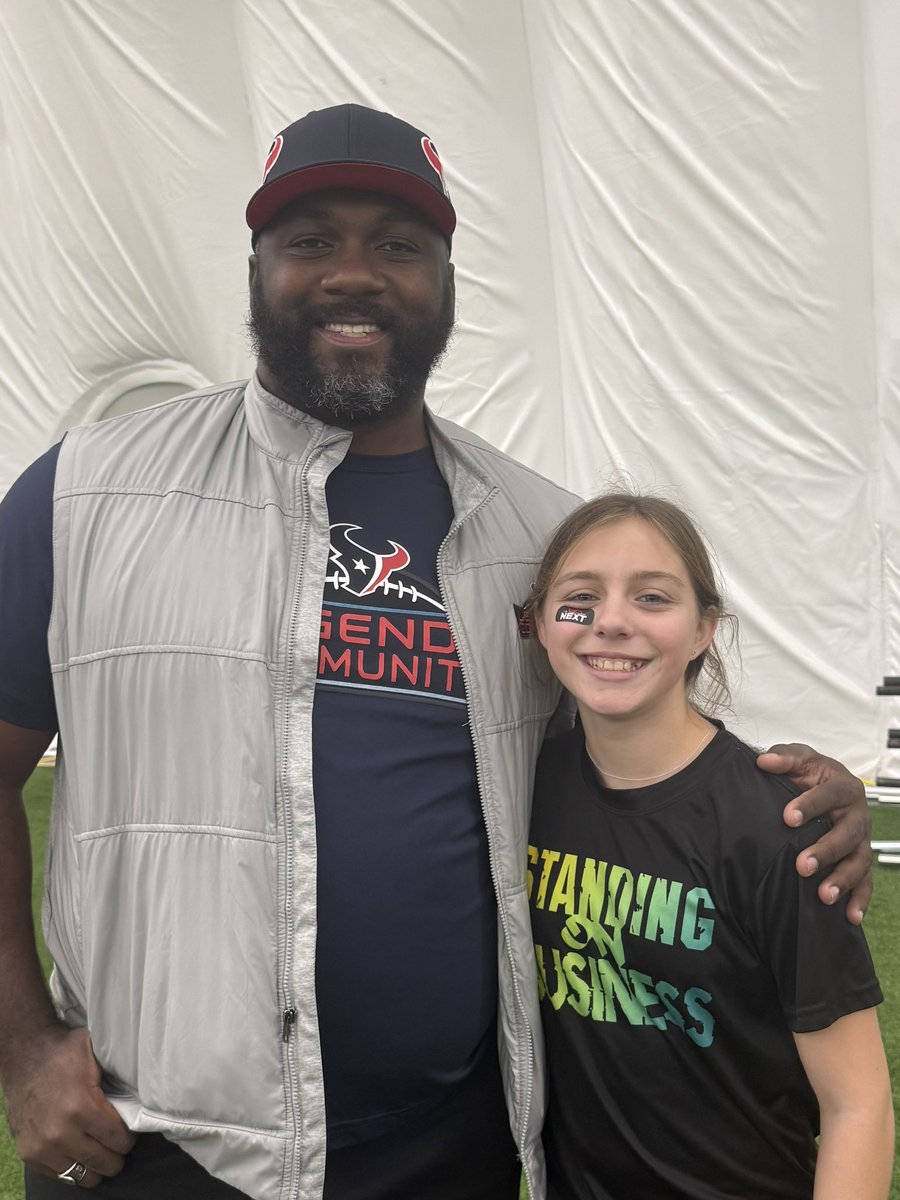 sterling_kc's tweet photo. A huge thank you to the Texans for having our flag team as guests at the girls college showcase combine! Girls had a blast and Brook chatted it up with  @EarlMitchell90 who happened to be one of my hubby's former players at North Shore and played for the Texans-@GRCoachSterling @HoustonTexans @USAFootball @TexansTORO1