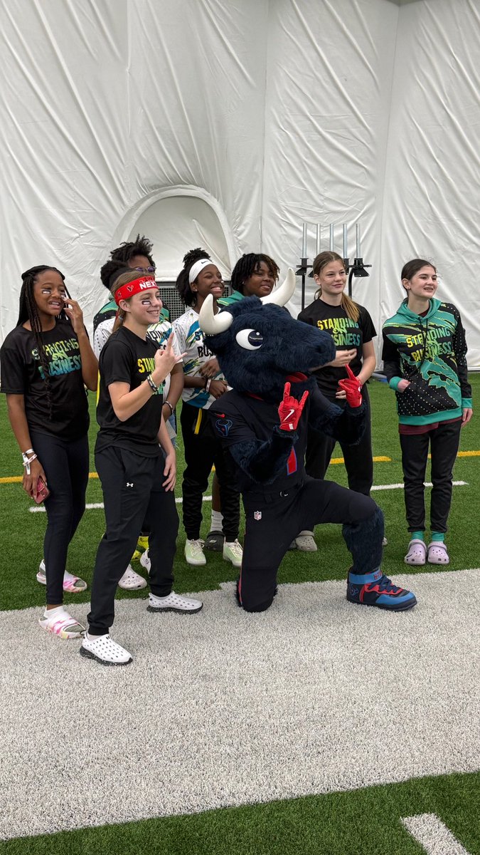 sterling_kc's tweet photo. A huge thank you to the Texans for having our flag team as guests at the girls college showcase combine! Girls had a blast and Brook chatted it up with  @EarlMitchell90 who happened to be one of my hubby's former players at North Shore and played for the Texans-@GRCoachSterling @HoustonTexans @USAFootball @TexansTORO1