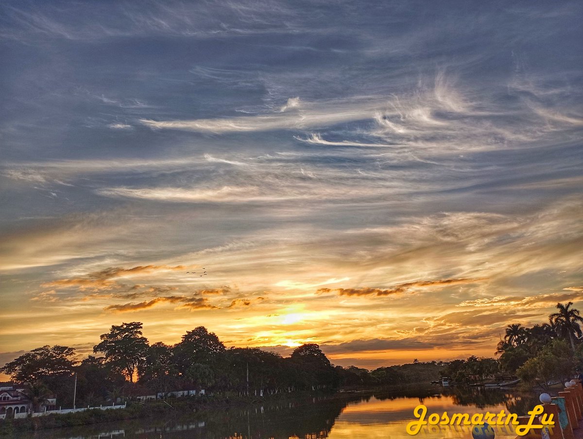 JosmartnLu's tweet photo. Las del atardecer de hoy, desde #palizada #Campeche. https://t.co/kKcfgHTvkR