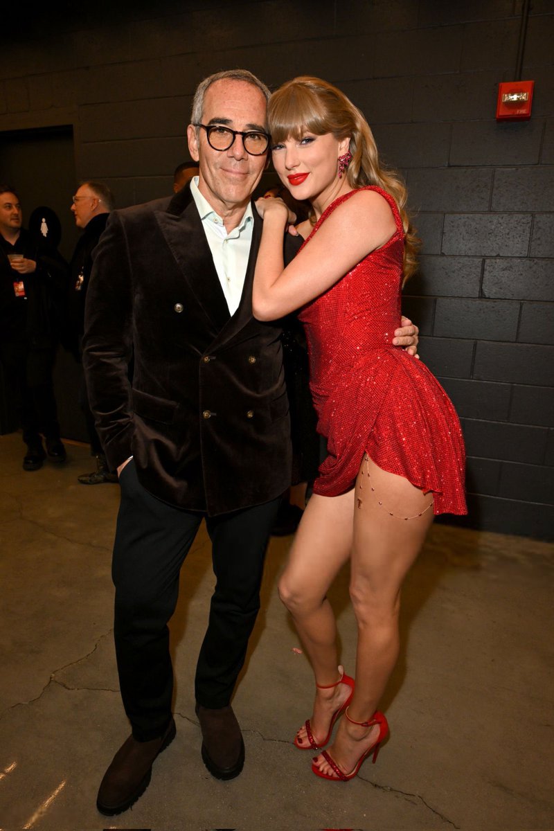 TayUpdatesARG's tweet photo. 📸 | Taylor con Monte Lipman en el backstage de los #GRAMMYs !! https://t.co/va7vkJlhE1
