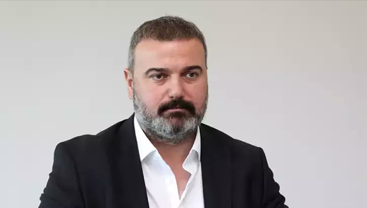 ApolitikX's tweet photo. Çaykur #Rizespor Kulüp Başkanı İbrahim Turgut, 3-2 kaybettikleri #Fenerbahçe maçının ardından yazılı bir açıklama yaptı, sahada yaşananların "Türk futbolu adına tarihe kara bir gece" olarak not düşeceğini belirtti. #FBvRİZ https://t.co/D2d0IoN59r