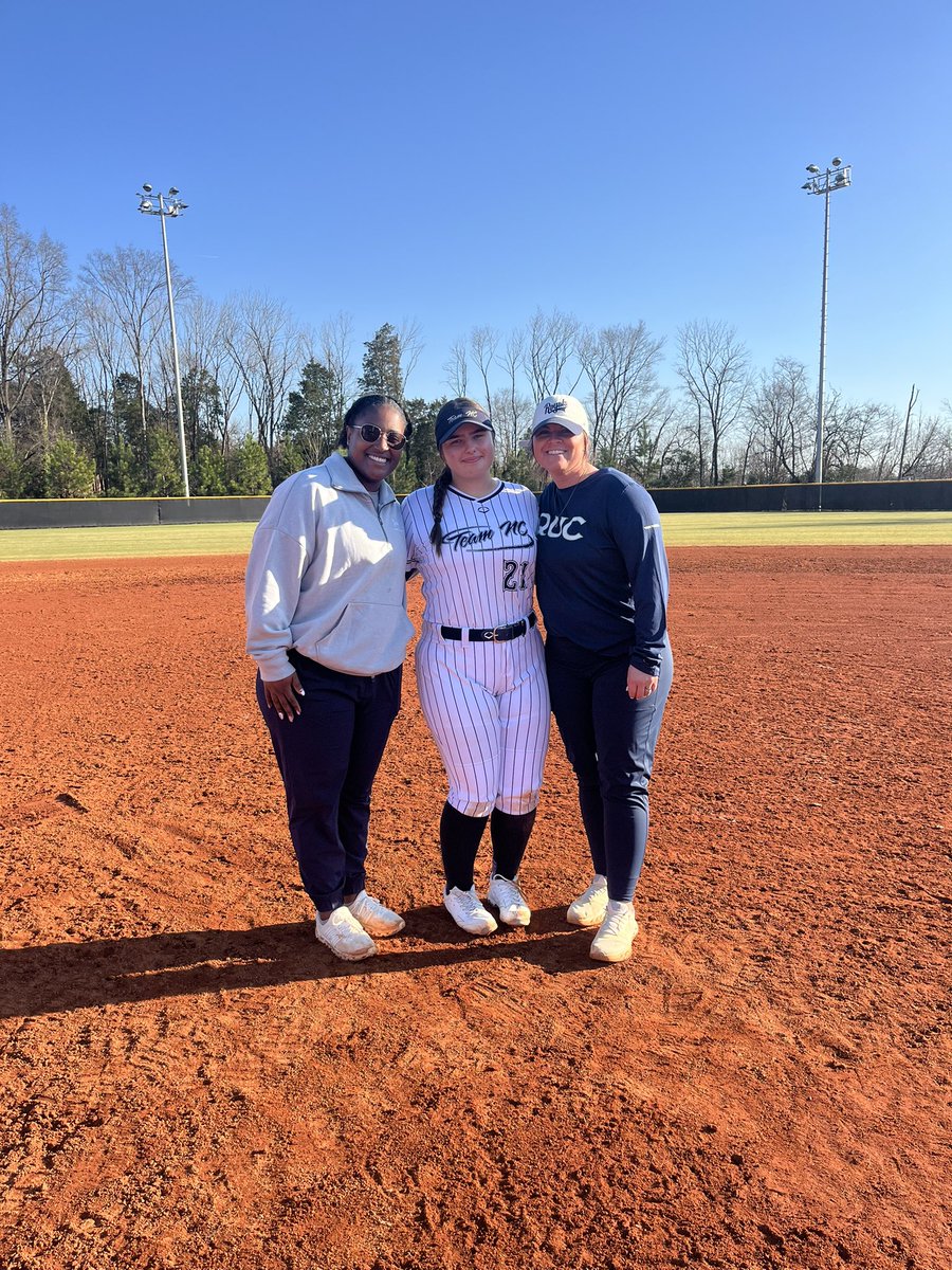 Had an amazing time at the <a href="/RoyalsSball/">Queens Softball</a> camp today! Loved being back and working with all the coaches and players! Thank you <a href="/KellaArmstrong/">Kella Armstrong</a> and <a href="/SierraVanzant/">Sierra Vanzant-Cheek</a> for a great camp! <a href="/TeamNCKobziak/">Team NC (Kobziak/Turybury) 18U</a> <a href="/TeamNCSoftball/">Team North Carolina Softball</a>