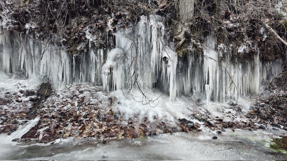 Timberfallcraft's tweet photo. Some cool pics of the icefall at deep creek 

Icefall at deep creek
#riversidestatepark #deepcreek #hiking #outdoors #icefall #naturelover https://t.co/IbydTG9XHu