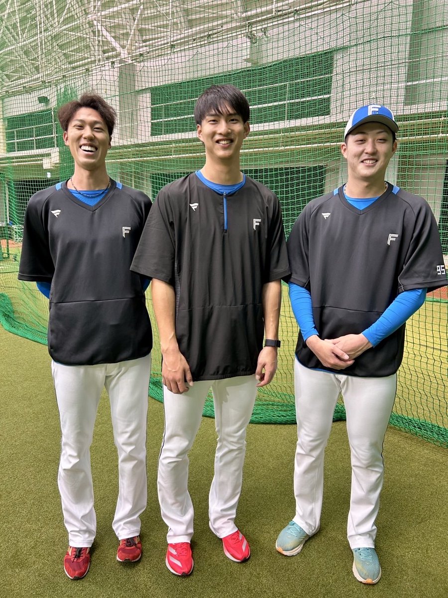 FightersPR's tweet photo. 同期のトリプルタワー😎💪

#福島蓮
#達孝太
#柳川大晟
#lovefighters https://t.co/9ccKm1cME5