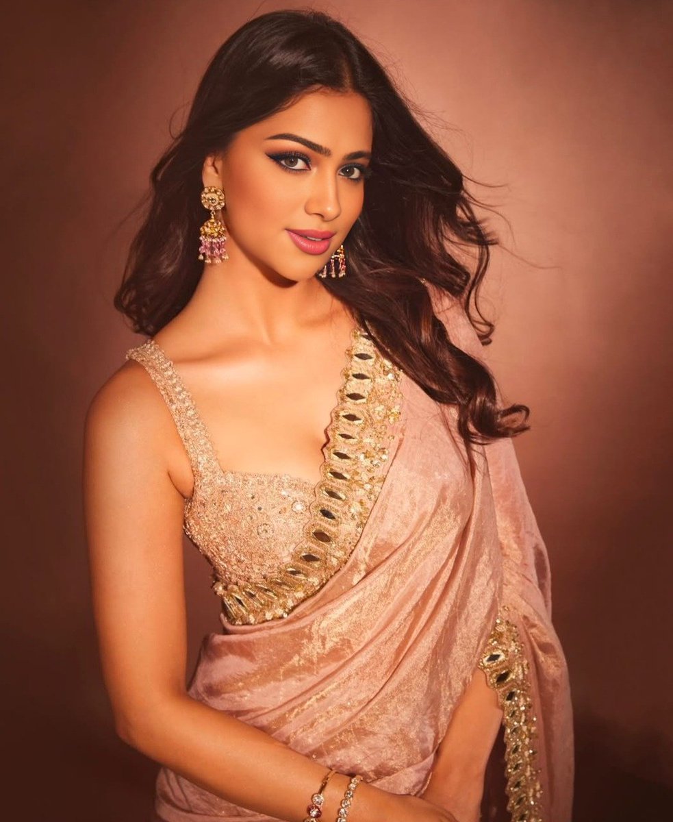 ts241518's tweet photo. Elegance wrapped in tradition. ✨

My OnlyFans 
https://t.co/d6QUyY7FF4 

#SareeLove https://t.co/AeusqTVB5E