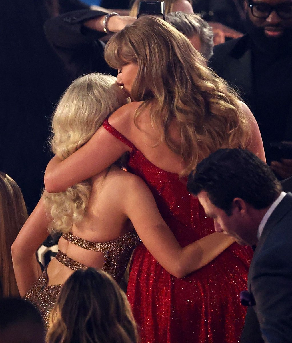 besttofswift's tweet image. TAYLOR SWIFT &amp;amp; SABRINA CARPENTER ❤️