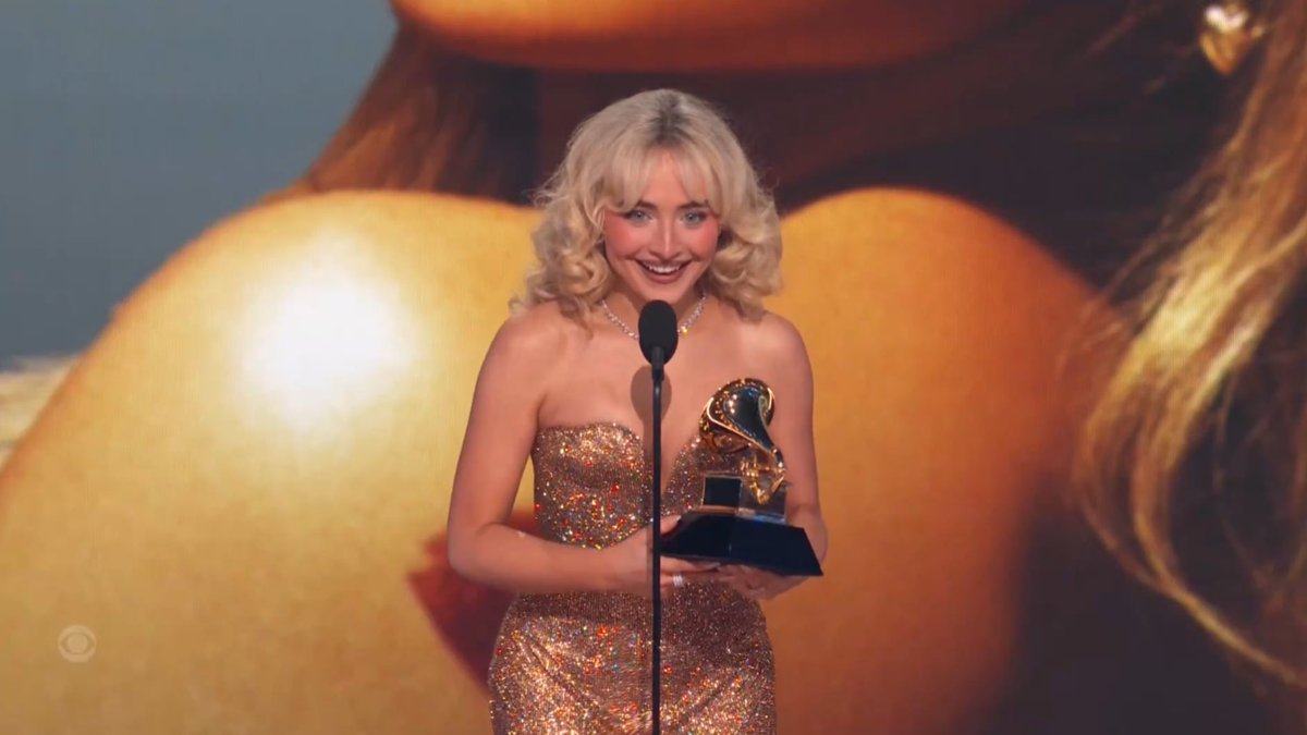 PopBase's tweet photo. Sabrina Carpenter accepting her #GRAMMYs award for Best Pop Vocal Album. https://t.co/mUsTpqq42N