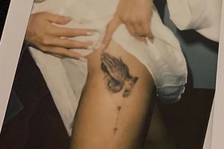 Queens sharing designs 🚨🚨 Taylor’s #GRAMMYs dress was originally designed for Selena Gomez and she turned her leg tattoo into part of the dress changing the cross for a T