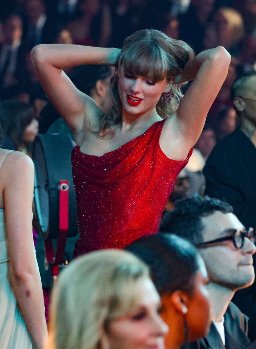 legdcv's tweet photo. She’s giving ❤️😝 #GRAMMYs #Grammys2025 #TaylorSwift https://t.co/KoFUDBXJgi