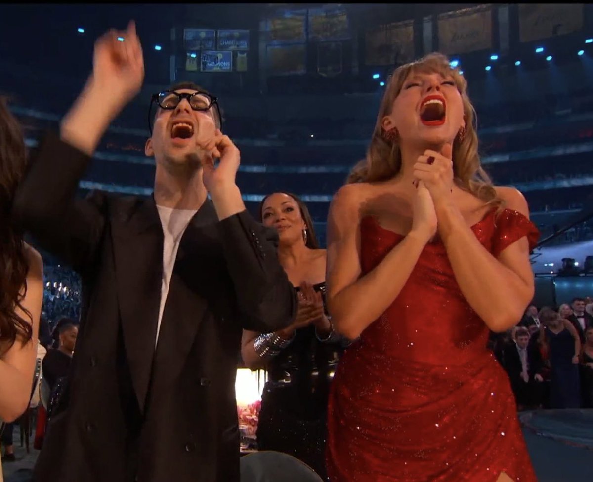 antithetical_DG's tweet photo. her parents are SOOO proud #Grammys2025 https://t.co/grae9p1wZ1