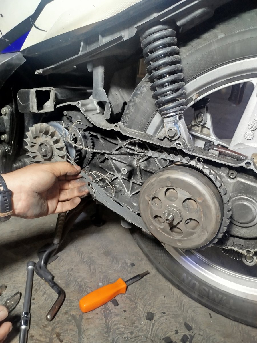 monap22's tweet photo. amistad es: que te ayuden a cambiar la correa de tu moto sin importar que ninguno tenga conocimiento en motos automáticas🤪🫰🏻 https://t.co/3KWnyAAnQN