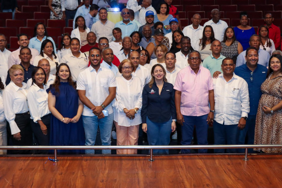 BennyMetz's tweet image. Conadis en Barahona

Con la buena amiga @GloriaReyesG directora de @SuperateRDO en foro explicando los servicios de esta institución con la que @ConadisRD desarrolla algunos de ellos.

#ConadisConTodos