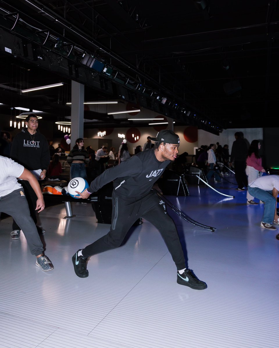 utahjazz's tweet photo. Traded in basketballs for bowling balls on Friday and hit the lanes with students from Highland High School π³
We had a great time getting to know the students and enjoyed a little friendly competition to end the week on a high note π΅π
#CommunityObsessed https://t.co/erOfo2iWUw