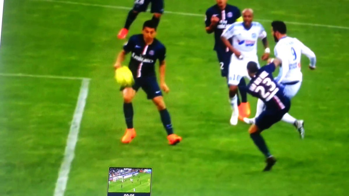 arnaud_14's tweet photo. Ça ce n'était pas penalty
... la seule constance dans les décisions : toujours à l'encontre de l'OM !#OMOL #DAZN https://t.co/WcnXTKy0g9