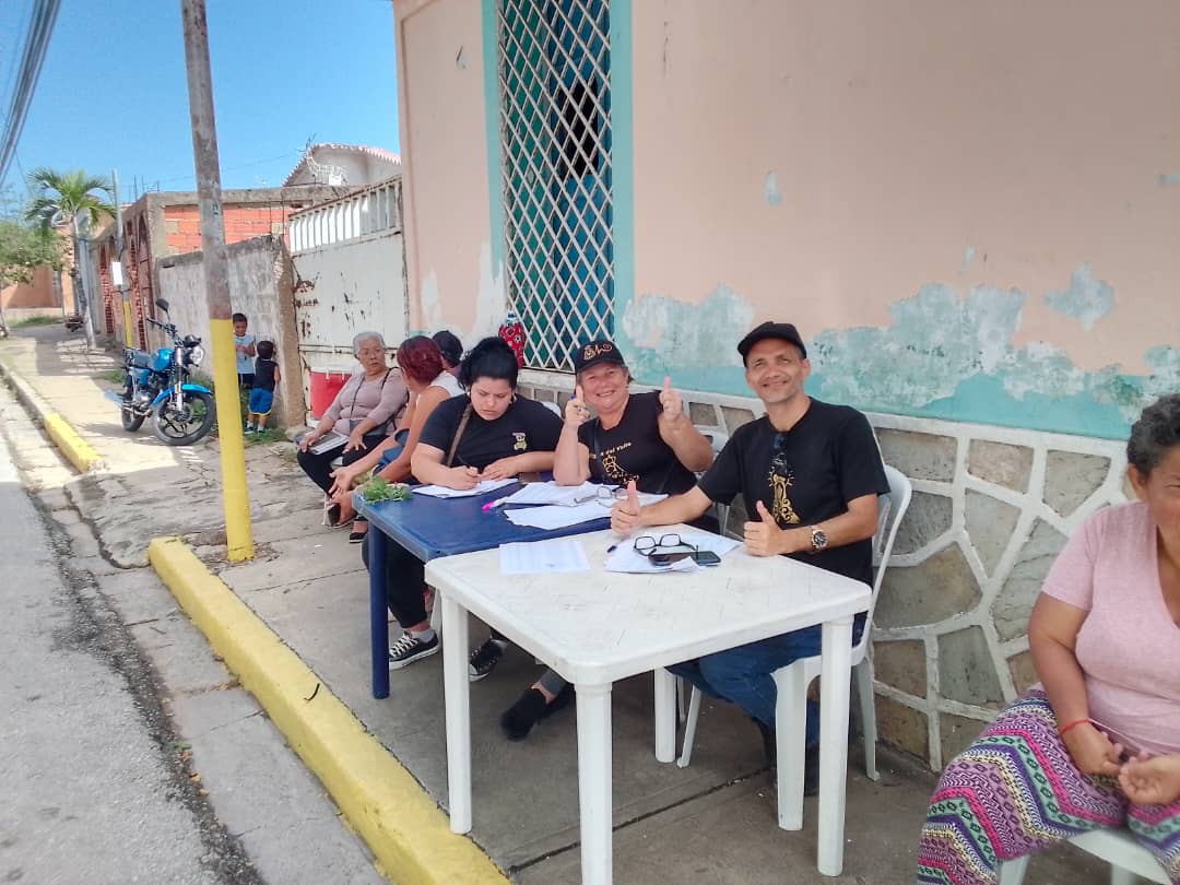 En el Municipio Antolín del Campo, estado Nueva Esparta, el pueblo soberano sigue en los centros de votación participando en la Primera Consulta Popular Nacional 2025 🫡✊🏻

Seguiremos siendo libres y democráticos ✊🏻🇻🇪

*#ChavismoUnidadPerfecta*