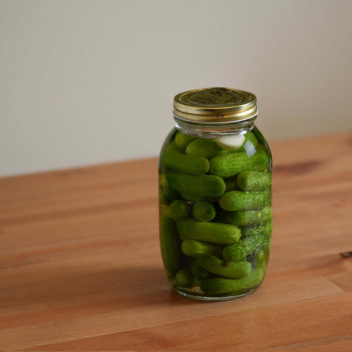 thedenispashkov's tweet image. Ever tried fermenting cucumber with tie guan yin?

Nice crunch, distinctive flavor!

#fermentation