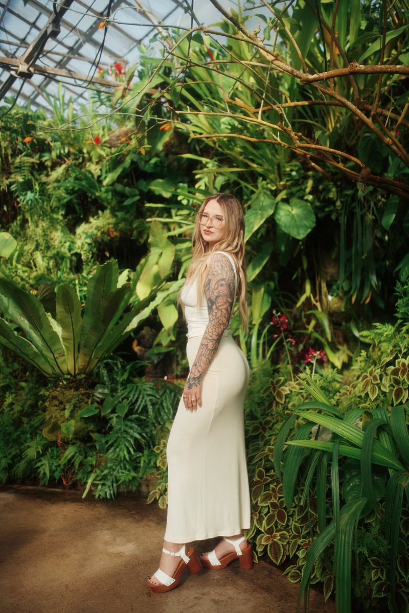 stopdotcom's tweet image. meet me in the garden 🌿✨