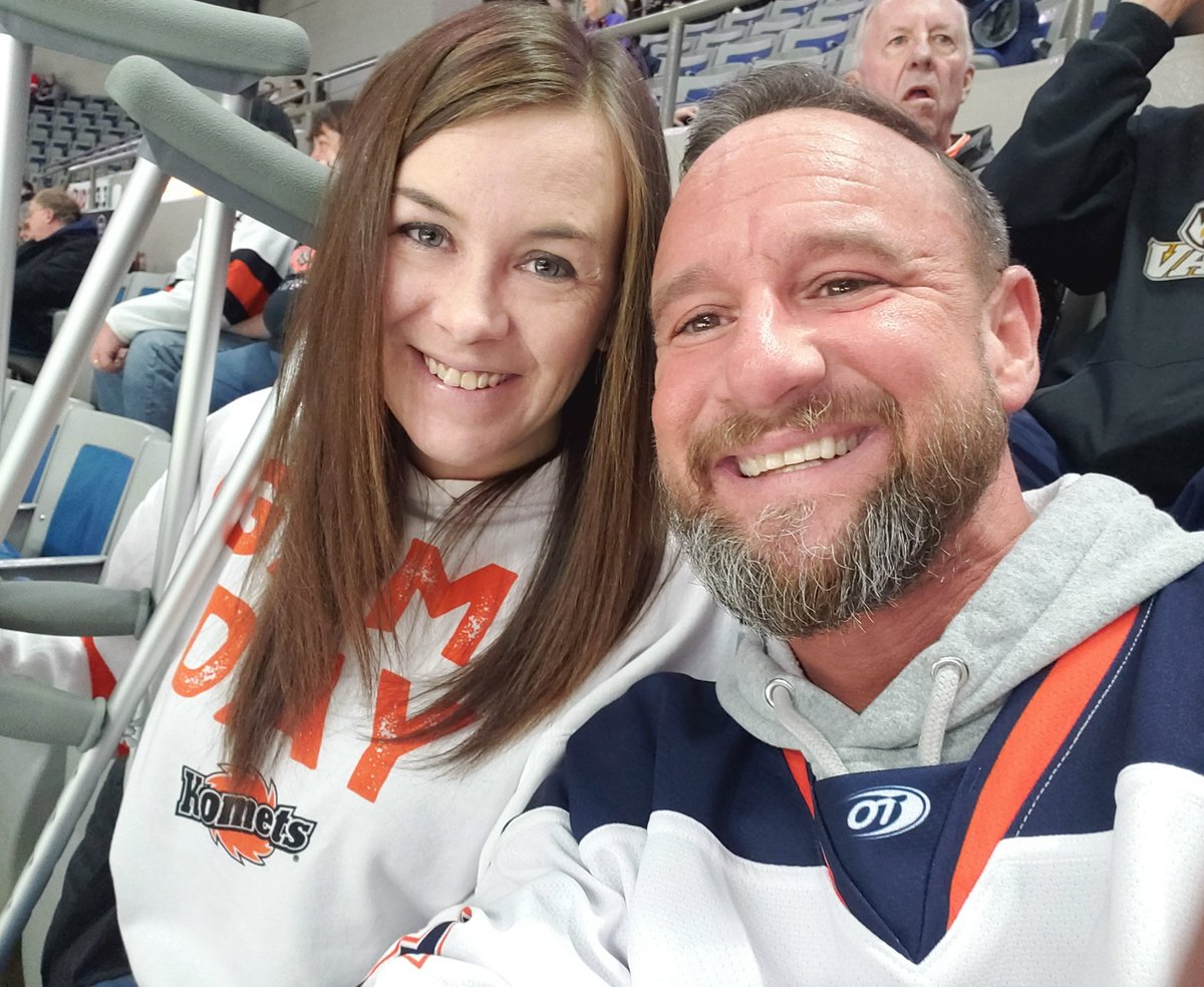 JessKaye418's tweet photo. It'd hockey night in Fort Wayne... crutches and all! #LetsGoKomets https://t.co/PaJZuPsr8D