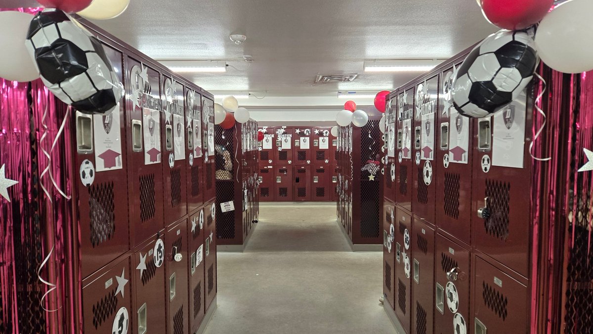 DavenportSoccer's tweet photo. We would like to express our gratitude to the parents who took the time to decorate the locker room for the boys in preparation for the start of District play. #BTP https://t.co/LXREnBbMhs