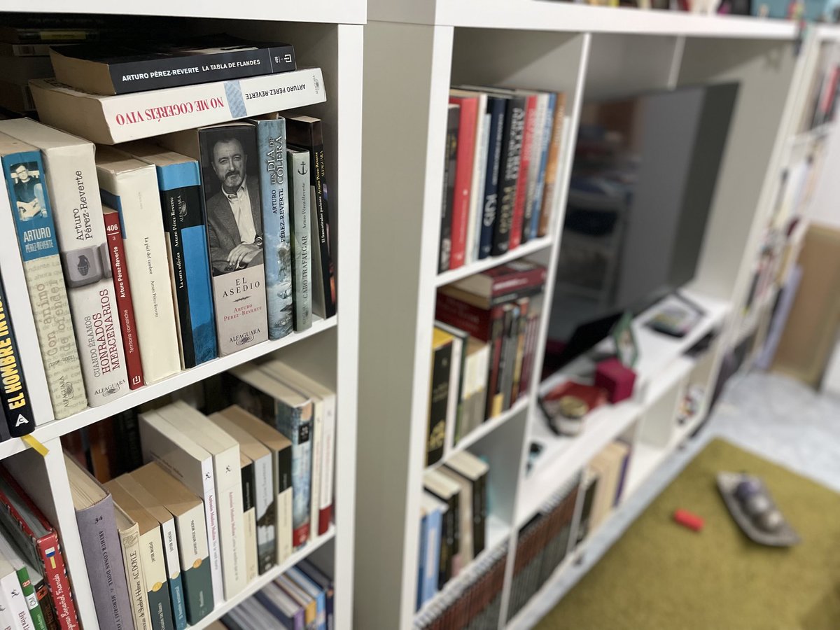 nacho_alter's tweet photo. Ordenando los libros tengo la sensación de estar reuniendo amigos. https://t.co/0V6bYsIr6o