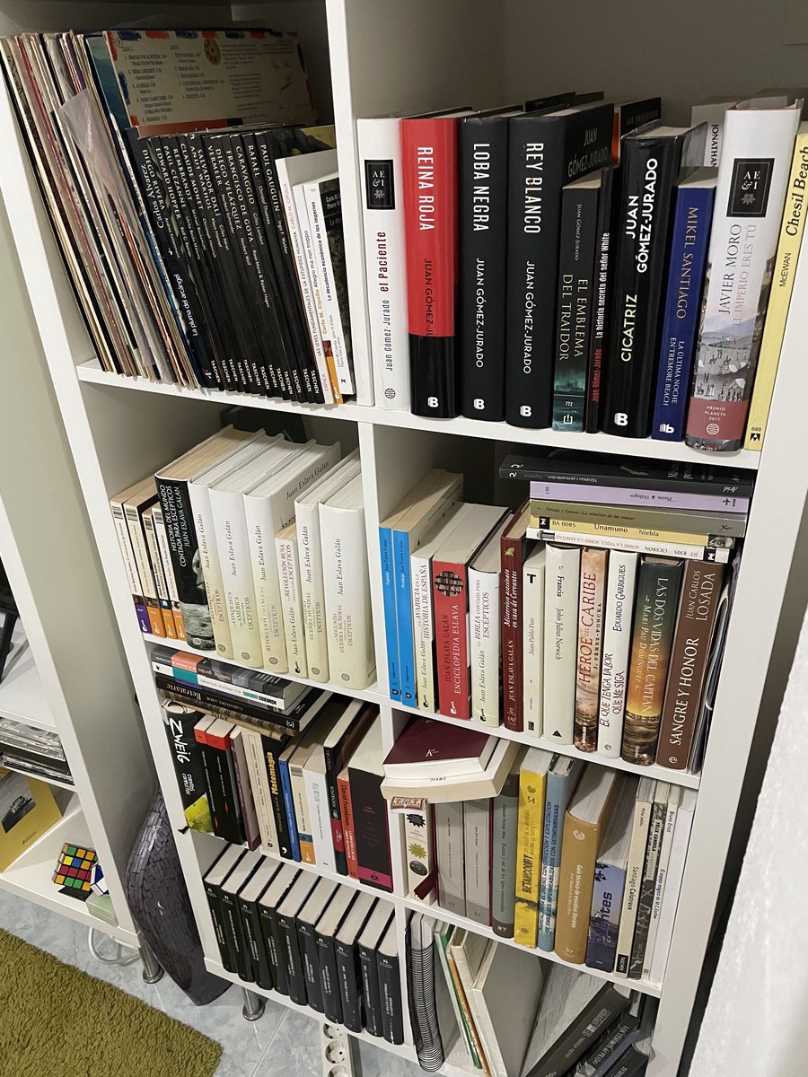 nacho_alter's tweet photo. Ordenando los libros tengo la sensación de estar reuniendo amigos. https://t.co/0V6bYsIr6o