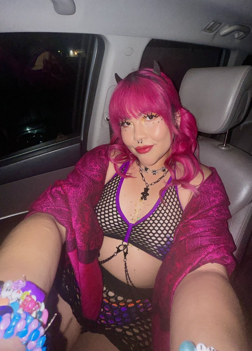 _blazinqueen5's tweet image. Leaving The World Behind✌🏼🛸✨ 

#atliens #leavingtheworldbehind #ravebabe #edmlifestyle