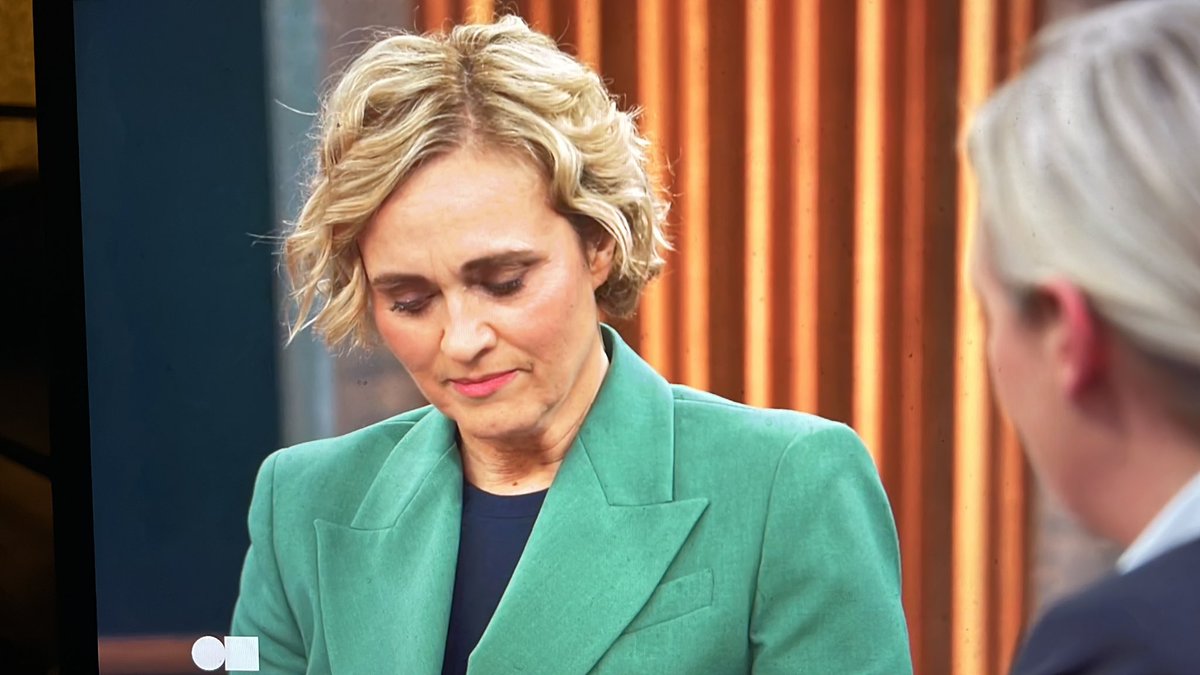 Ich gestehe, ich bin viel gewöhnt. Ich habe 10 Jahre lang hunderte dieser Sendungen rezensiert und besprochen. Aber was <a href="/CarenMiosga/">Caren Miosga</a> samt Publikum und dem Welt- 🤡 inszeniert ist eine neue Qualität drei Etagen unter dem Gully.