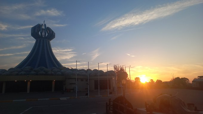 L’#ApoteosiNècia no està per arribar. El discurs apocalíptic es converteix en xerrameca. Poesia després d'Auschwitz 
ow.ly/M8KJ30eW49G