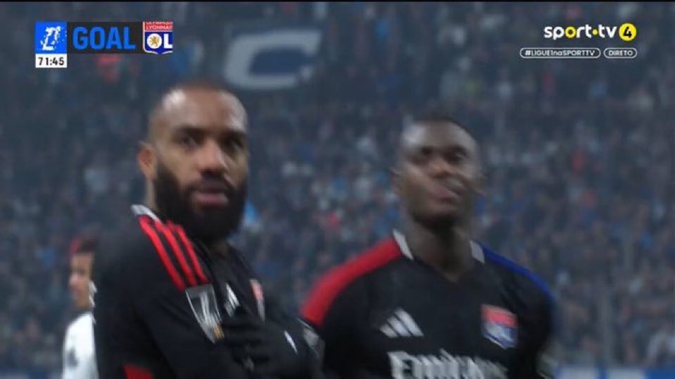 T’es uniquement capable de marquer sur peno, et encore… 

Va chercher ta veste dans le vestiaire stp <a href="/LacazetteAlex/">Alexandre Lacazette</a>