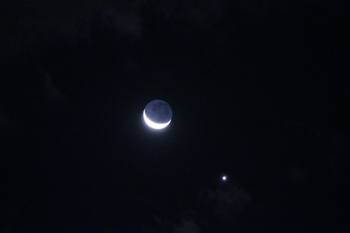 RalHernando's tweet photo. La luna y Venus https://t.co/oBjx93embe