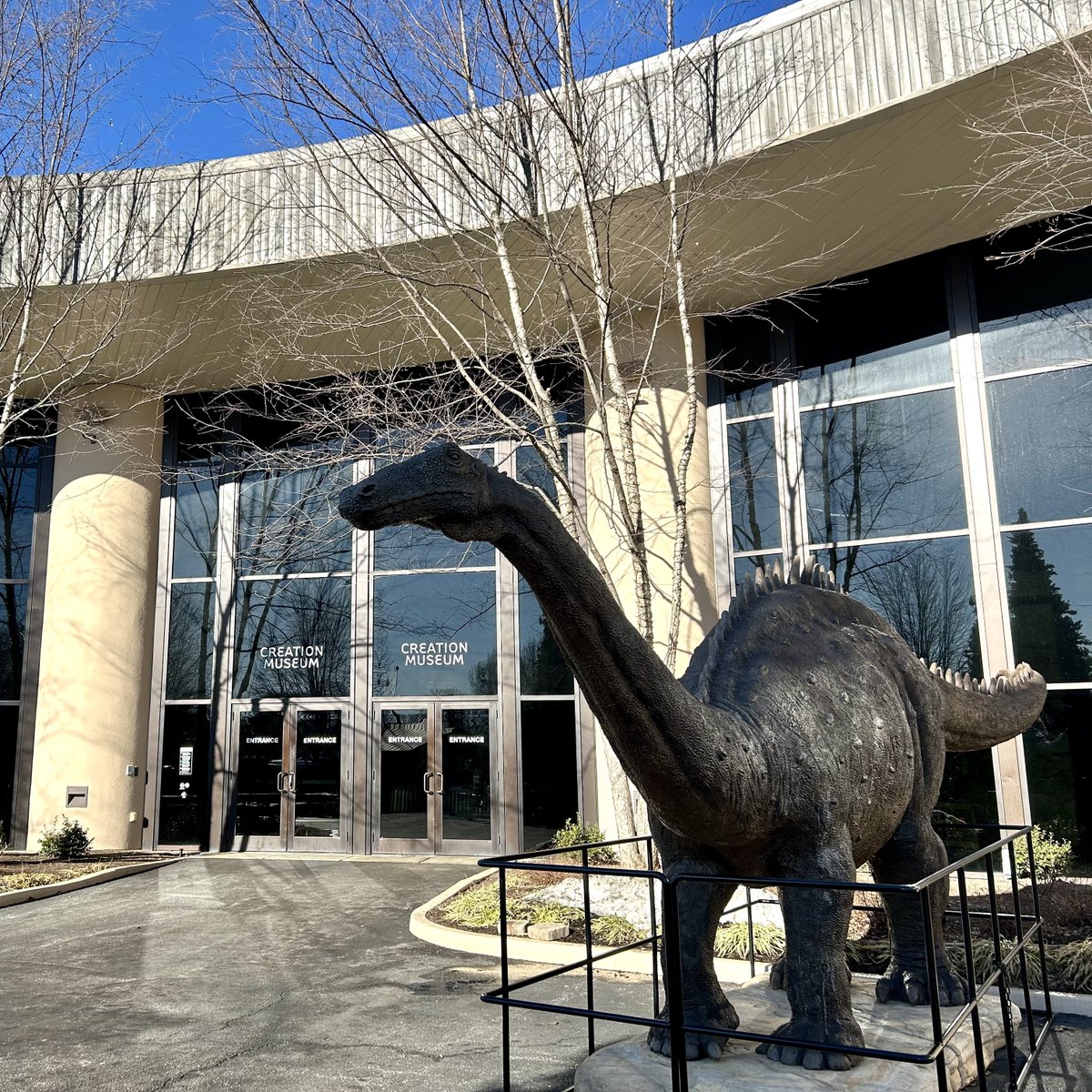 girlmeetsNG's tweet image. 国民の４割が進化論ではなく創造論（旧約聖書の創世記に記される世界は約6千年前に神に創られたとする説）を信じていると言われるアメリカという国を深く理解するためには避けて通れないと思い、アークエンカウンター（箱舟との遭遇）とCreation Museum（創造博物館）という二つの施設を訪れてみた 1/7